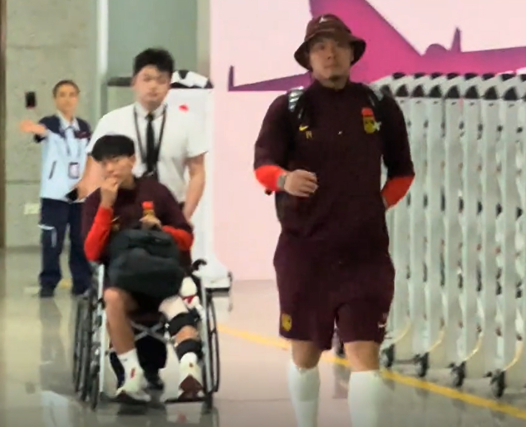 仍有不少球迷接機(jī)！國(guó)足抵達(dá)重慶，胡荷韜坐輪椅，王大雷招手示意