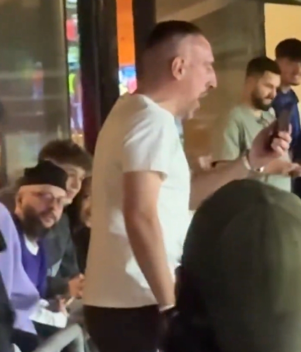 面對面輸出！葡萄牙球迷指著里貝里唱歌，后者拍了一會走進包廂