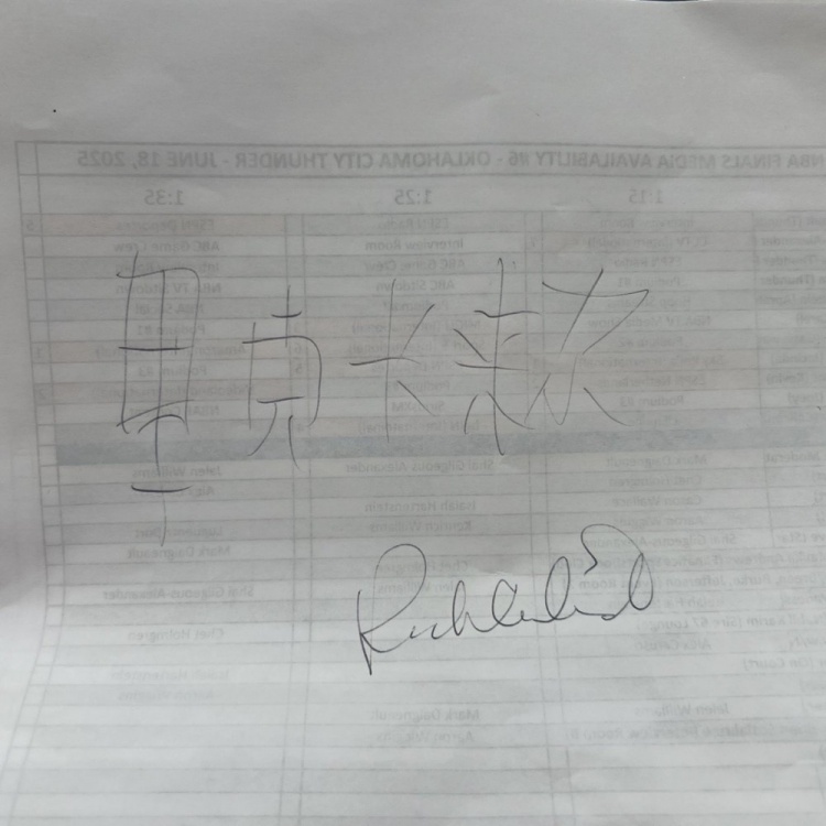 ??東方力量加持！卡萊爾訓練時手寫了自己的中文名 然后簽了名