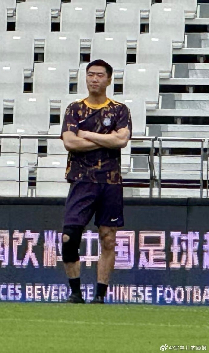 記者：在杭州康復(fù)的方鏡淇到上海短暫歸隊(duì)，看望教練、隊(duì)友們