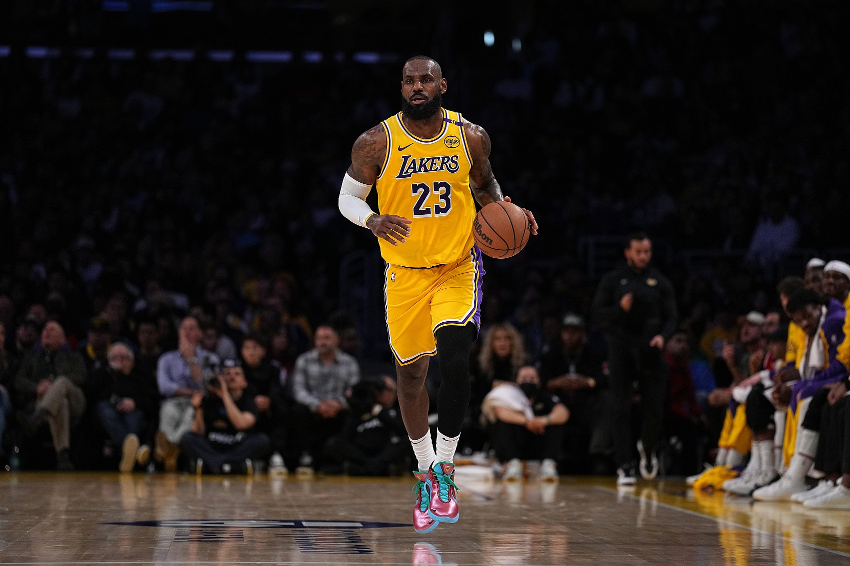 ??詹姆斯連續(xù)八年效力于湖人 個人NBA職業(yè)生涯最長