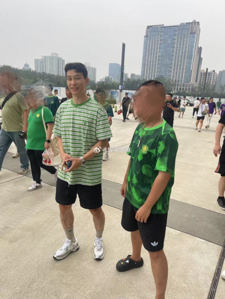 為老東家加油！巴頓抵達(dá)工體現(xiàn)場(chǎng)觀戰(zhàn)國(guó)安vs申花