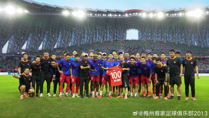 楊一虎迎來代表球隊出戰(zhàn)的第100場正式比賽 賽前收獲百場紀念球衣