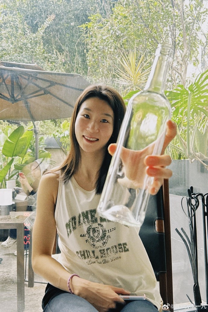 有點(diǎn)甜！李一凡曬個人美照：人嘛 開開心心就好??