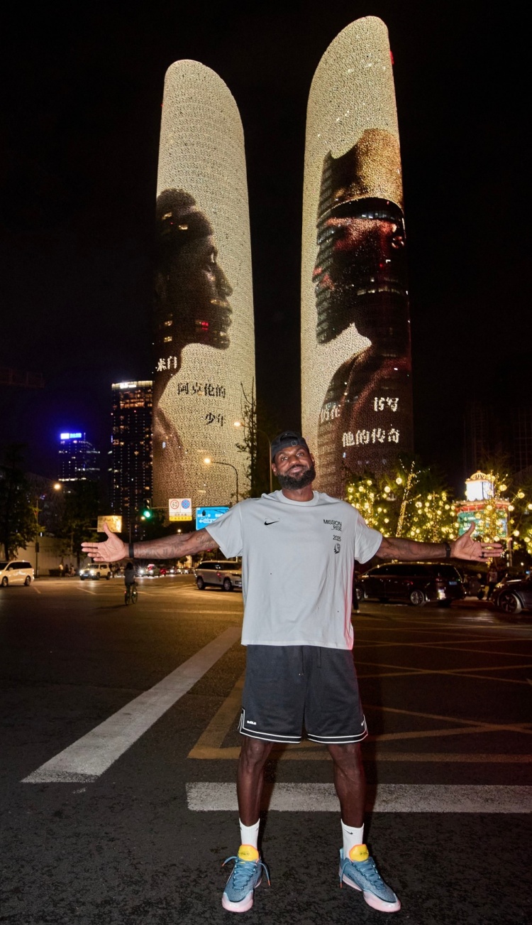 美輪美奐！自媒體分享無人機航拍成都雙子塔詹姆斯燈光秀震撼畫面