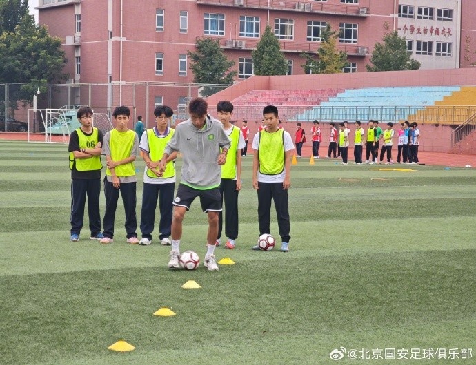 北京國安走進建大附中，給學(xué)生們帶來一堂足球公益體驗課