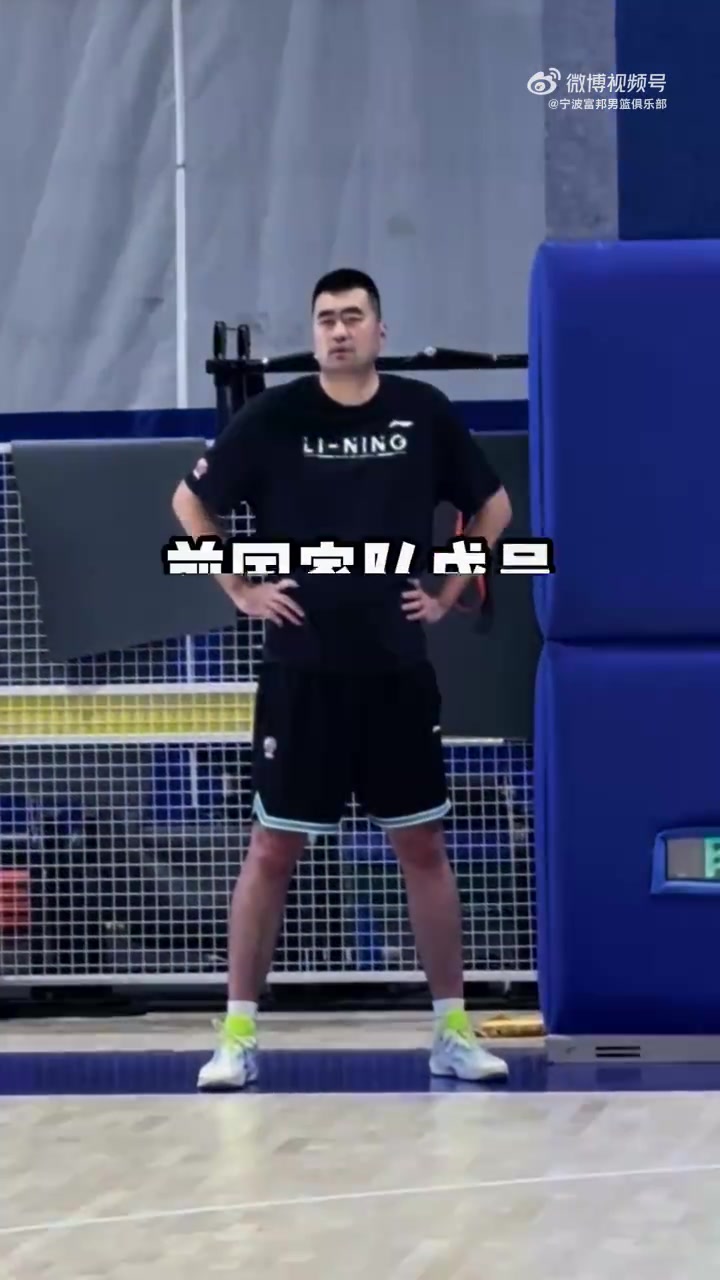 助理教練耐心指導(dǎo)！張兆旭向?qū)幉谢@球員傳授經(jīng)驗(yàn)與技術(shù)