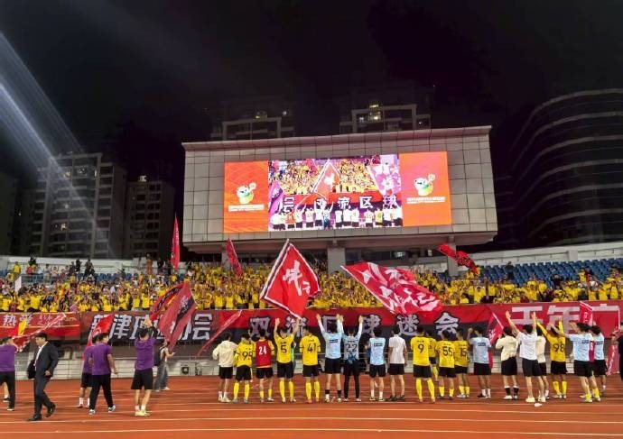 川超揭幕戰(zhàn)，成都隊(duì)6-0大勝遂寧隊(duì)，21000余名球迷現(xiàn)場(chǎng)觀戰(zhàn)