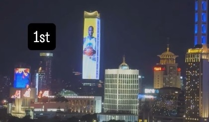 亮相中國上海外灘巨幕！追夢：媽媽我做到了 永懷感恩！