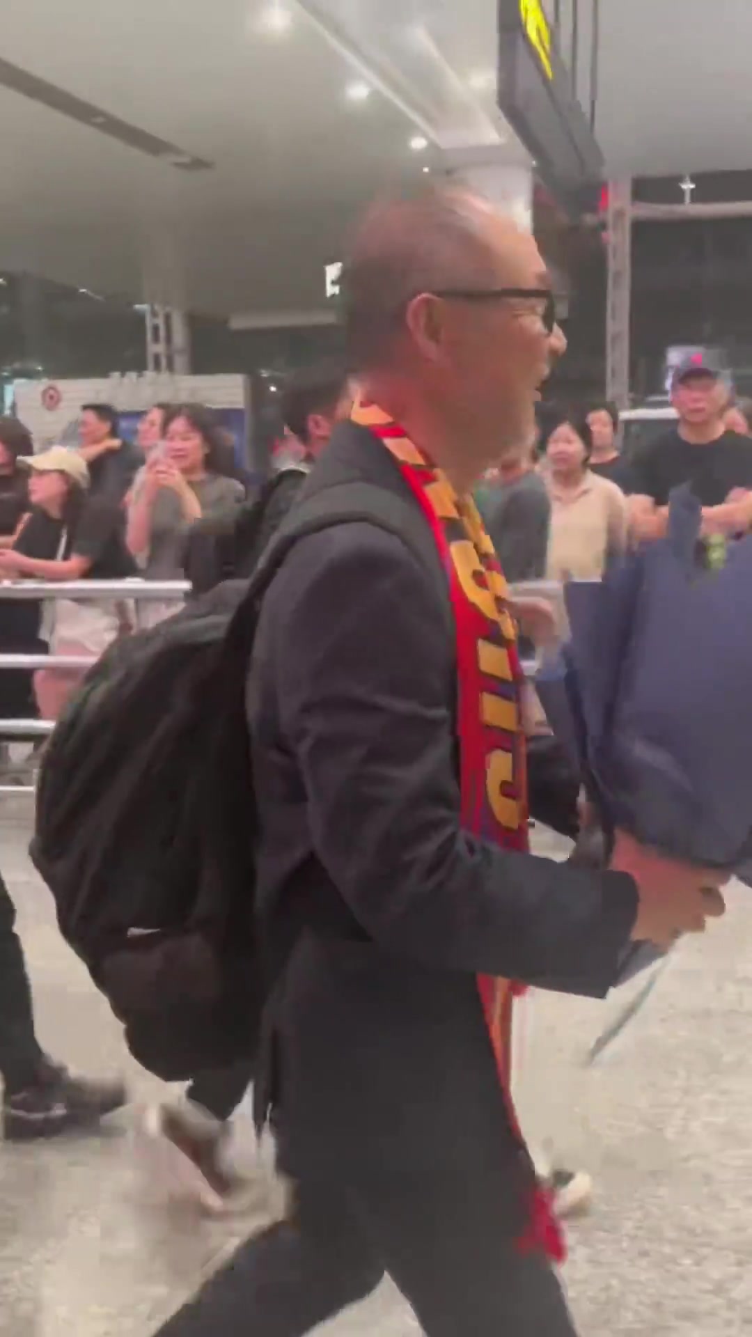 將接手重慶銅梁龍！重慶廣電曬視頻：張外龍已抵達江北國際機場