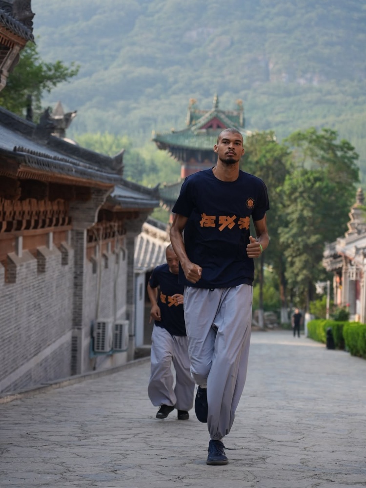 支線任務(wù)結(jié)束！馬刺曬組圖回顧文班夏天之旅：封面為少林寺之行
