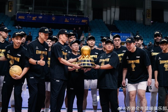成功衛(wèi)冕，我們做到了！來看香港金牛奪冠頒獎圖集！