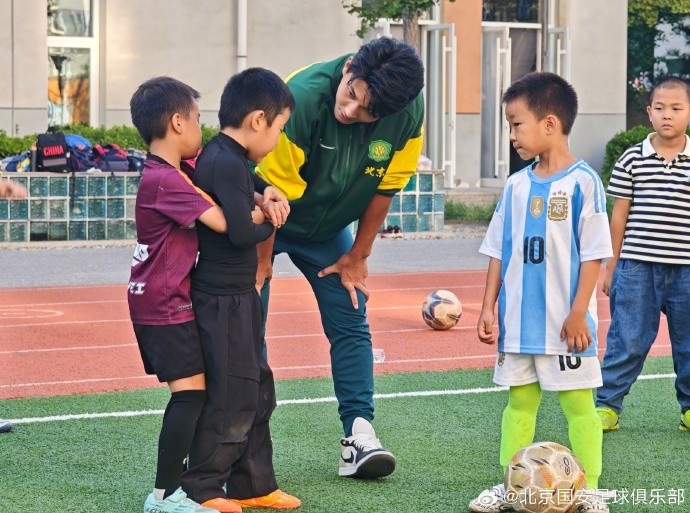國安球員走進北京小學翡翠城分校，開展足球公益課活動