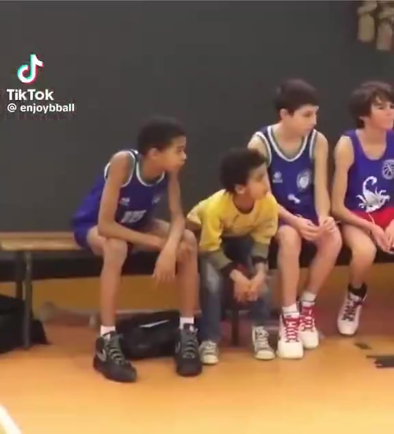 ??很喜歡生氣砸球啊！小時候的文班亞馬是怎么打球的？