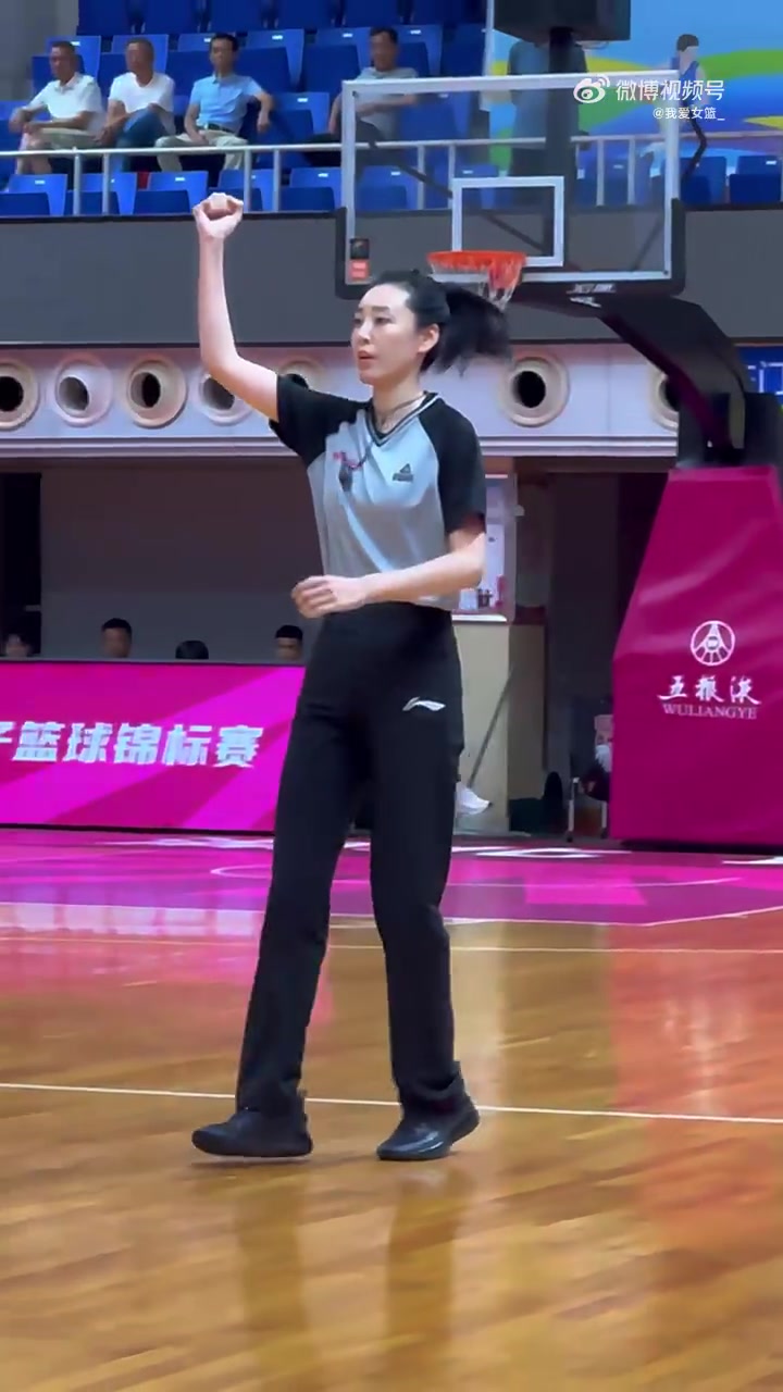 又美又颯！全國(guó)女籃錦標(biāo)賽的女裁判王陽(yáng)成賽場(chǎng)上另一道靚麗的風(fēng)景