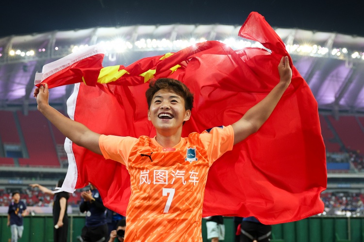 率武漢女足亞冠奪冠！官方：王霜入選亞足聯(lián)年度最佳女足球員候選
