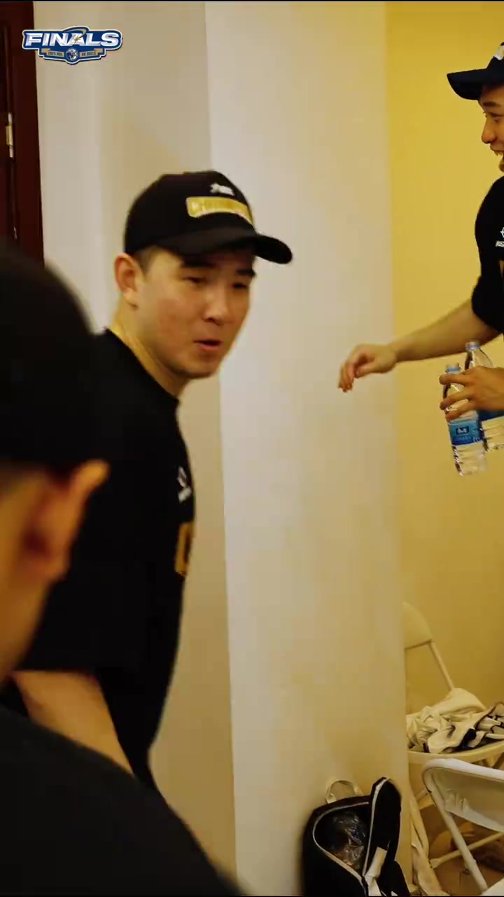 成功拿下總冠軍后，大家在更衣室用一場特別的狂歡慶祝榮耀時(shí)刻！