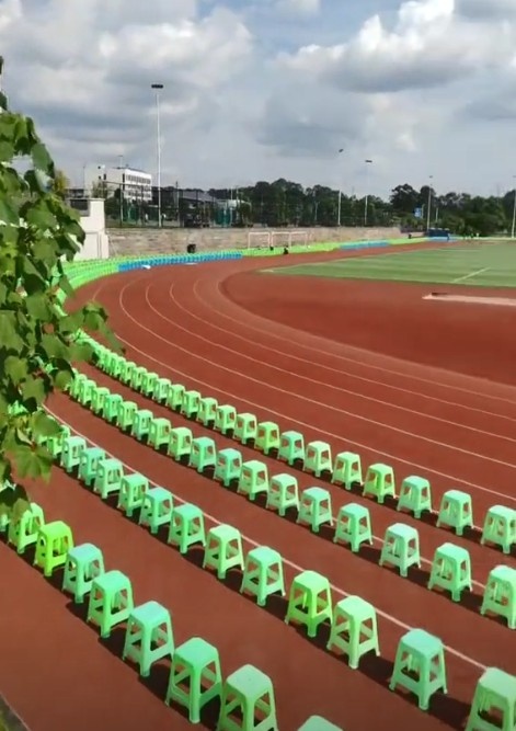 更近距離觀賽！川超內江主場跑道內擺放了塑料矮凳
