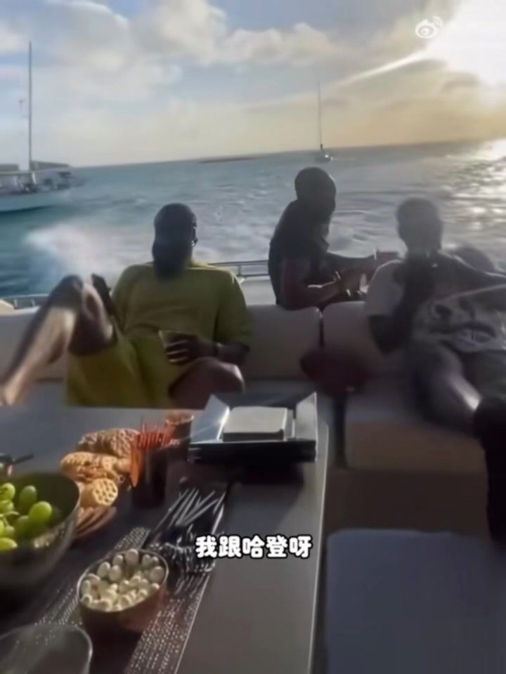 雷霆三少你更愿意和誰交朋友？楊侃團(tuán)隊(duì)：哈登啊 他能帶我大撒幣