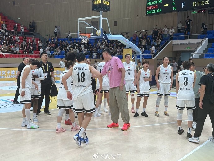 殺進(jìn)FIBA亞洲女籃聯(lián)賽決賽！杜鋒賽后跟廣東女籃全隊(duì)致意
