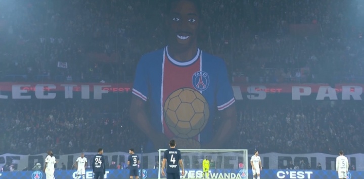球迷展示巨型TIFO，慶祝登貝萊喜提金球獎和恩里克獲頒克魯伊夫獎