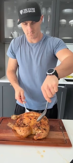 郵報：前英超球員皮尤退役后成為美食博主，分享健康食譜并教做菜
