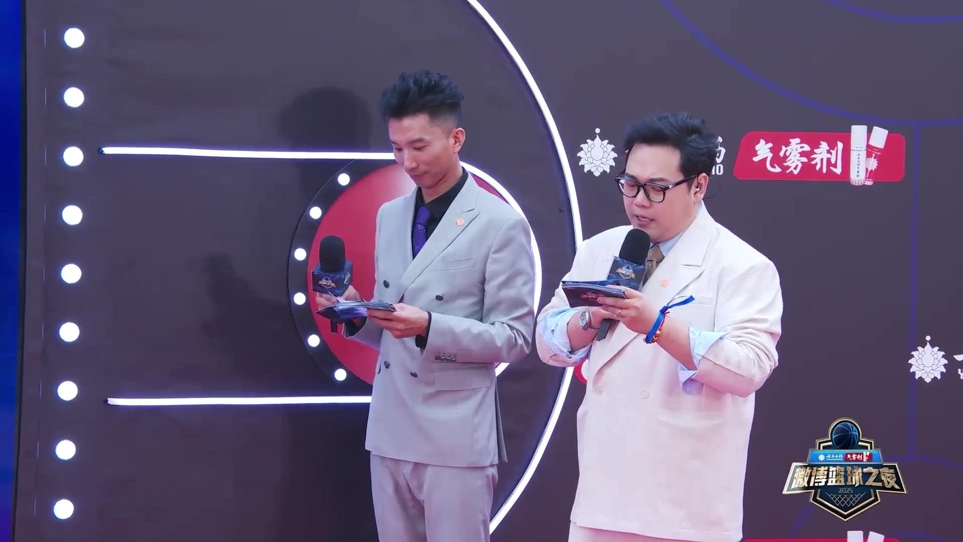 前男籃隊長！周鵬攜妻子亮相微博籃球之夜 這是什么神仙顏值啊