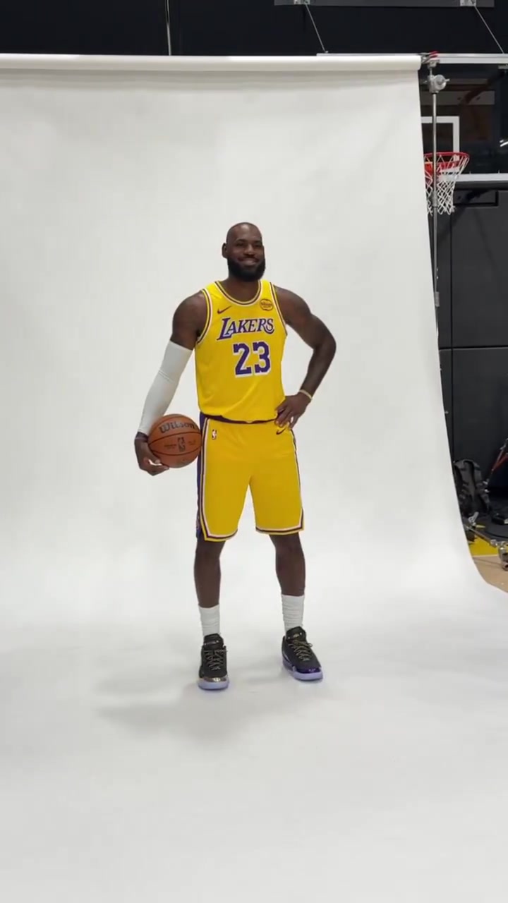 NBA官推曬詹姆斯拍攝定妝照：LBJ參加史無前例的第23個媒體日！