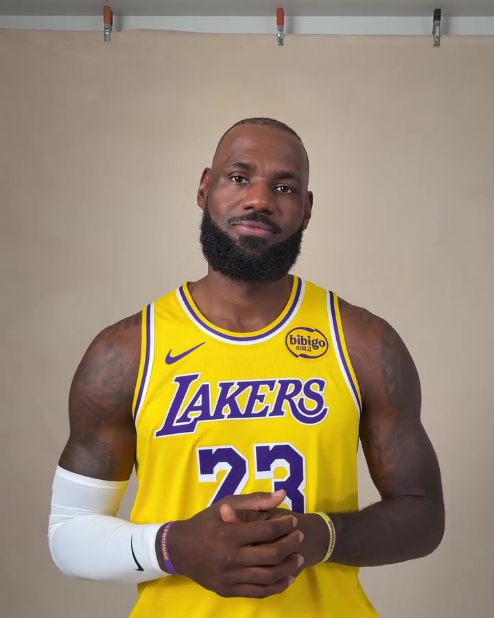 超過(guò)70名球員在你NBA首秀后出生？詹姆斯做搞怪表情難以置信