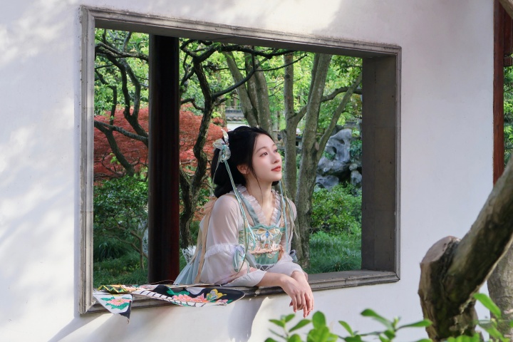56學(xué)姐來(lái)啦！吳柳芳直播說(shuō)要感謝吧友投票 昨晚現(xiàn)身直播吧評(píng)論區(qū)
